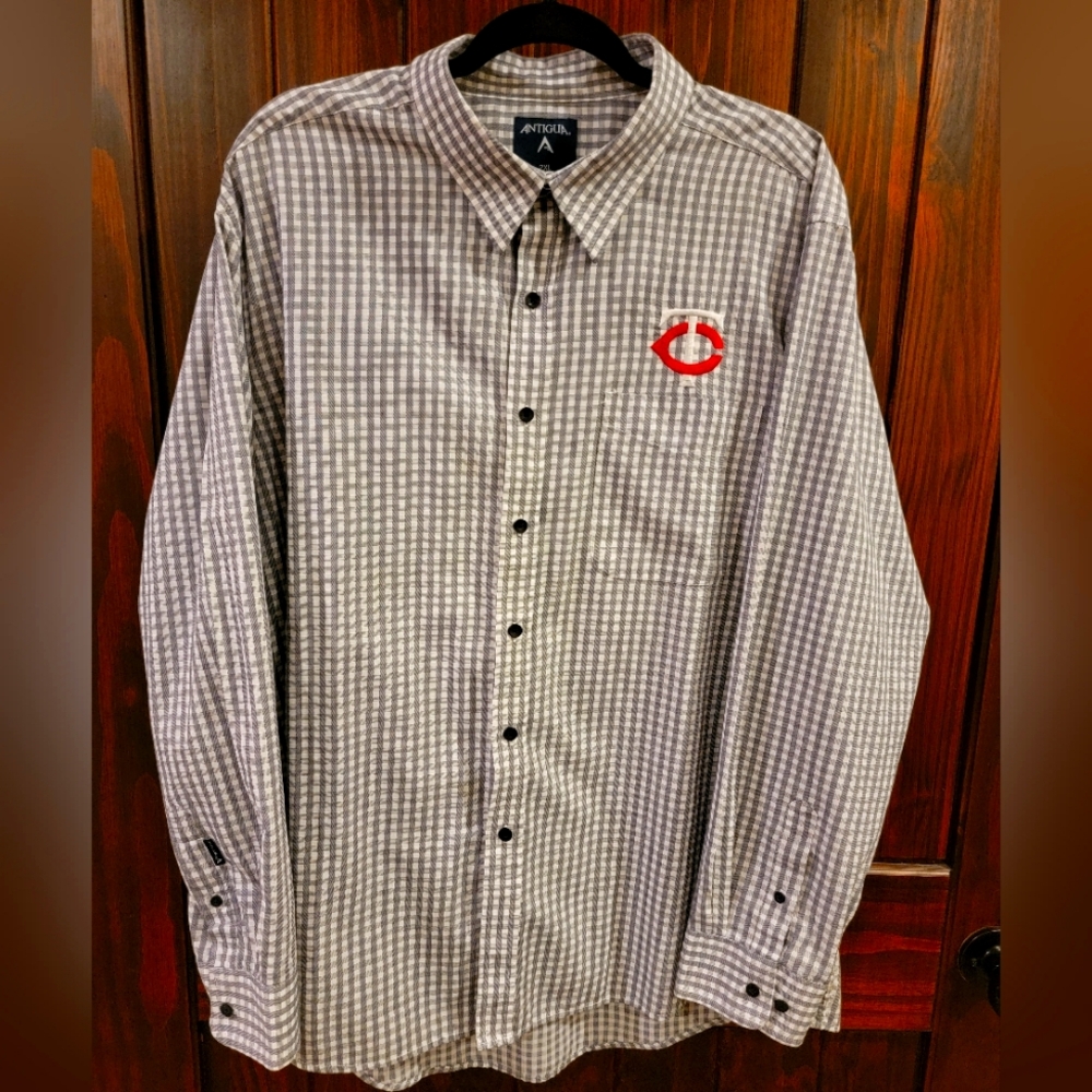 Antigua Men's dress shirt. Embroidered Minnesota Twins